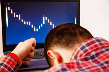 Değiş tokuş. Erkeklerin elleri ekose gömlekli, dizüstü bilgisayarın arkasında, yumruğa yapışmış. Ekran fiyatları, promosyonlar. Kazan, kaybet. İyi şanslar ve başarısızlık, bahis, takas. Dizüstü bilgisayara ve grafiklere odaklan