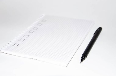Kontrol listesi. Kare ögeler boş ve bir keneyle kontrol ediliyor. Beyaz arka planda siyah kalemli kare şeklinde bir defter. Fikirleri, notları, planları, görevleri kaydet. Boşluğu Kopyala