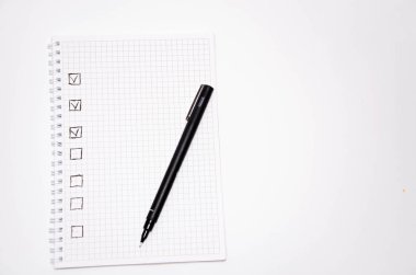 Kontrol listesi. Kare ögeler boş ve bir keneyle kontrol ediliyor. Beyaz arka planda siyah kalemli kare şeklinde bir defter. Fikirleri, notları, planları, görevleri kaydet. Boşluğu Kopyala