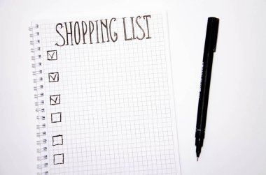 Alışveriş listesi. Beyaz arka planda siyah kalemli kare şeklinde bir defter. Fikirleri, notları, planları, görevleri kaydet. Listede ekmek, süt ve muz yer alıyor. Spase Kopyala