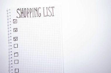 Alışveriş listesi. Beyaz arka planda siyah kalemli kare şeklinde bir defter. Fikirleri, notları, planları, görevleri kaydet. Listede ekmek, süt ve muz yer alıyor. Spase Kopyala