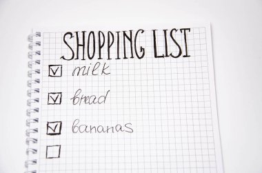 Alışveriş listesi. Beyaz arka planda siyah kalemli kare şeklinde bir defter. Fikirleri, notları, planları, görevleri kaydet. Listede ekmek, süt ve muz yer alıyor. Spase Kopyala
