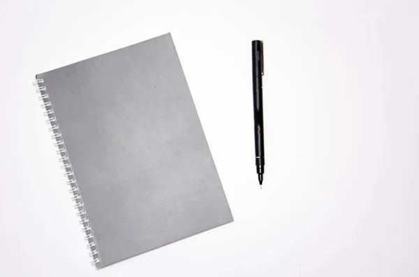 Cuadrado Cuaderno Con Bolígrafo Negro Sobre Fondo Blanco Graba Ideas — Foto de Stock