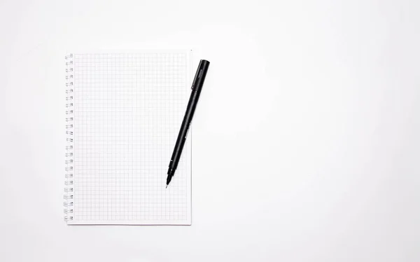 白い背景に黒いペンの付いた正方形のノートブック アイデア タスクを記録します ノートブックの上部と側面図 平置きだ コピースペース — ストック写真