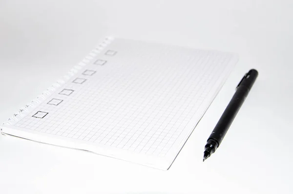 チェックリスト 正方形のアイテムは空であり ティックでチェックされます 白い背景に黒いペンの付いた正方形のノートブック アイデア タスクを記録します コピースペース — ストック写真