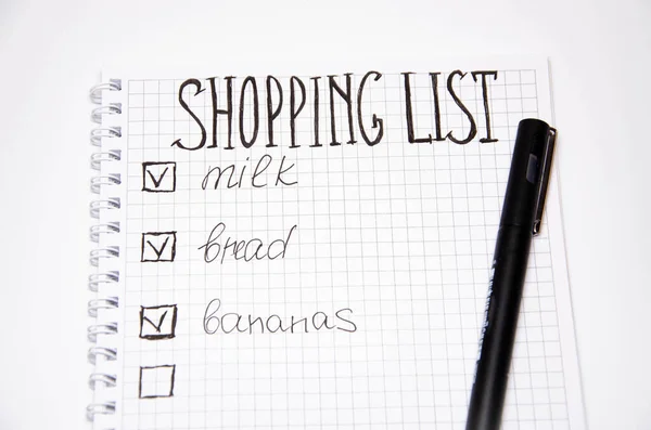 购物清单 正方形笔记本 白色背景上有黑笔 记录想法 名单包括面包 复制及垃圾邮件 — 图库照片#
