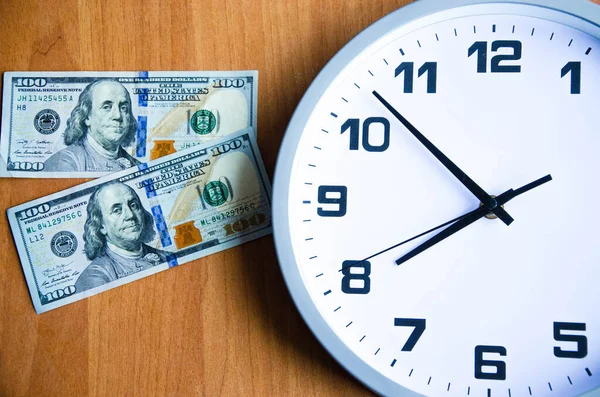 Reloj Analógico Dólares Sobre Fondo Madera Los Billetes Están Reloj —  Fotos de Stock