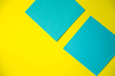 Notlar ve hatırlatıcılar için çok renkli çıkartmalar. Sarı arka planda, ekranın etrafında çıkartmalar var. Ortada boş bir yer var. Mesajlaşmak için bir yer. Kopyalama Boşluğu