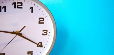 Mavi arka planda analog beyaz saat. Büyük sayılar ve oklar. Saati yaklaştır. Mesaj için yer. İş, hazır mısın??
