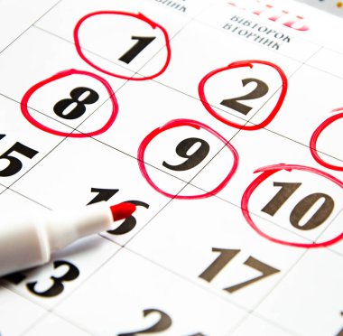 Takvimdeki sayılar makro olarak kırmızı ile işaretlenmiş. Planlar, notlar, toplantılar için takvim. İş takvimi. Takvimdeki notlar için işaretleyici. Ön planda.