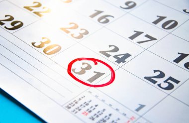 Takvimdeki 31 numara mavi zemin üzerinde kırmızı daire şeklinde daire içine alınmış. Bir sayıya yakın bir soru işareti, etraftaki her şey karanlık. Planlar, notlar, toplantılar için takvim. İş takvimi.