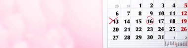 Takvimde kırmızı işaretli bir haç var. Pembe arka planda 13 numara. Takvimde kırmızı kalemle işaretle. Planlar, notlar, toplantılar için takvim. İş takvimi. Spac Kopyala