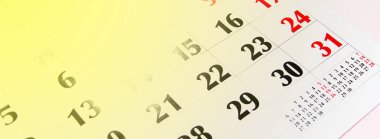 Sarı ve pembe arka planda farklı açılardan Macro takvimi. Takvimdeki siyah ve kırmızı sayılar. Boşluğu Kopyala