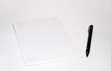 Beyaz arka planda siyah kalemli kare şeklinde bir defter. Fikirleri, notları, planları, görevleri kaydet. Defter üstü ve kenar görünümü. Flatlay. Boşluğu Kopyala