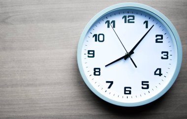 Ahşap bir arka planda analog saat. Saat büyük renkli ve siyah ve beyazdır. Yukarıdan bak. Saat 20: 05, 08: 05. Boşluğu Kopyala