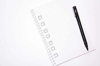 Kontrol listesi. Kare ögeler boş ve bir keneyle kontrol ediliyor. Beyaz arka planda siyah kalemli kare şeklinde bir defter. Fikirleri, notları, planları, görevleri kaydet. Boşluğu Kopyala