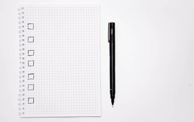 Kontrol listesi. Kare ögeler boş ve bir keneyle kontrol ediliyor. Beyaz arka planda siyah kalemli kare şeklinde bir defter. Fikirleri, notları, planları, görevleri kaydet. Boşluğu Kopyala