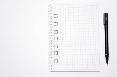 Kontrol listesi. Kare ögeler boş ve bir keneyle kontrol ediliyor. Beyaz arka planda siyah kalemli kare şeklinde bir defter. Fikirleri, notları, planları, görevleri kaydet. Boşluğu Kopyala