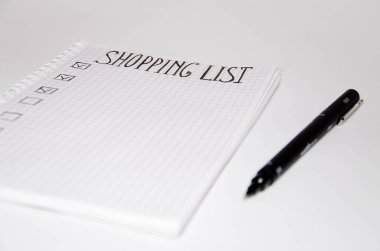 Alışveriş listesi. Beyaz arka planda siyah kalemli kare şeklinde bir defter. Fikirleri, notları, planları, görevleri kaydet. Listede ekmek, süt ve muz yer alıyor. Spase Kopyala