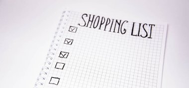 Alışveriş listesi. Beyaz arka planda siyah kalemli kare şeklinde bir defter. Fikirleri, notları, planları, görevleri kaydet. Listede ekmek, süt ve muz yer alıyor. Spase Kopyala