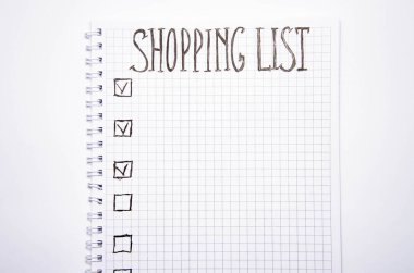Alışveriş listesi. Beyaz arka planda siyah kalemli kare şeklinde bir defter. Fikirleri, notları, planları, görevleri kaydet. Listede ekmek, süt ve muz yer alıyor. Spase Kopyala