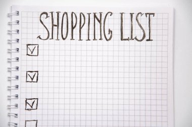 Alışveriş listesi. Beyaz arka planda siyah kalemli kare şeklinde bir defter. Fikirleri, notları, planları, görevleri kaydet. Listede ekmek, süt ve muz yer alıyor. Spase Kopyala