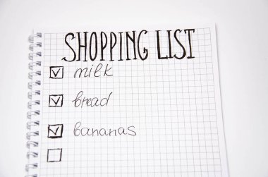 Alışveriş listesi. Beyaz arka planda siyah kalemli kare şeklinde bir defter. Fikirleri, notları, planları, görevleri kaydet. Listede ekmek, süt ve muz yer alıyor. Spase Kopyala