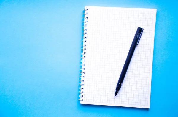 Kwadratowy Notatnik Niebieskim Tle Czarny Długopis Notatnik Smartfon Notatnik Planista — Zdjęcie stockowe