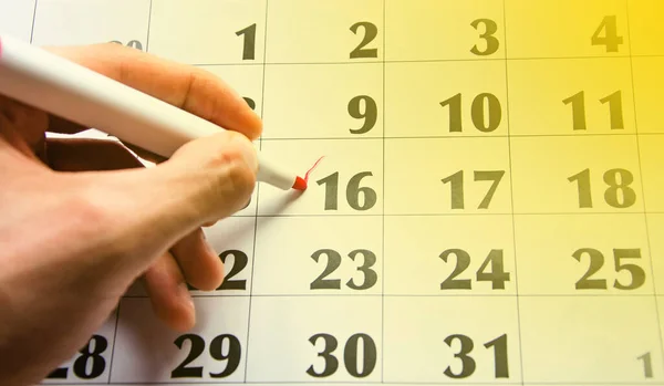 Una Mano Dibuja Círculo Número Del Calendario Con Marcador Rojo — Foto de Stock