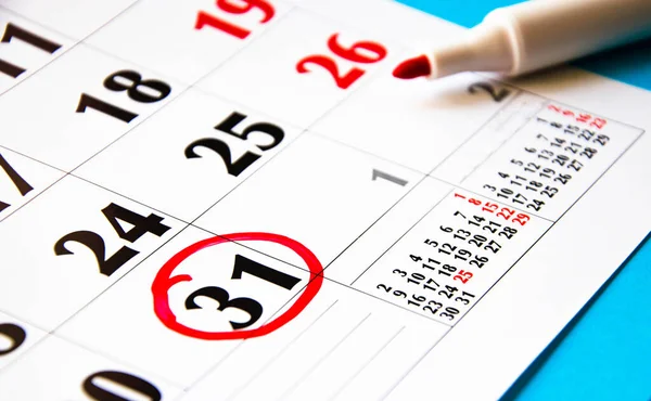 Calendario Primer Plano Sobre Fondo Azul Marcador Rojo Calendario Número — Foto de Stock