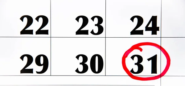 Número Calendario Está Rodeado Círculo Rojo Sobre Fondo Azul Signo — Foto de Stock
