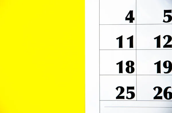 Calendario Macro Desde Diferentes Ángulos Sobre Fondo Amarillo Rosa Números — Foto de Stock
