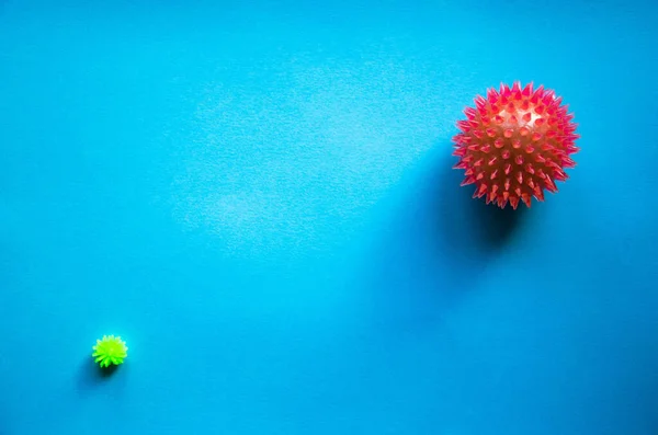 Ядро Молекула Коронавируса Вирус Гриппа Зеленого Красного Цвета Синем Фоне — стоковое фото