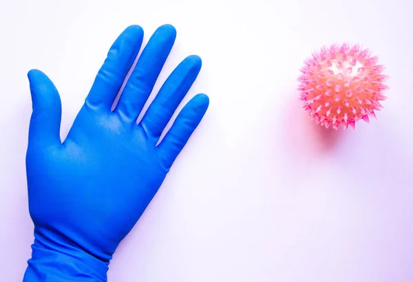 Mano Maschile Guanto Sterile Medico Blu Vicino Nucleo Virus Coronavirus — Foto Stock