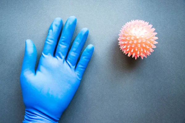 Mano Maschile Guanto Sterile Medico Blu Vicino Nucleo Virus Coronavirus — Foto Stock