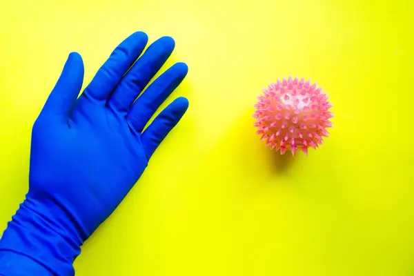 Mano Maschile Guanto Sterile Medico Blu Vicino Nucleo Virus Coronavirus — Foto Stock