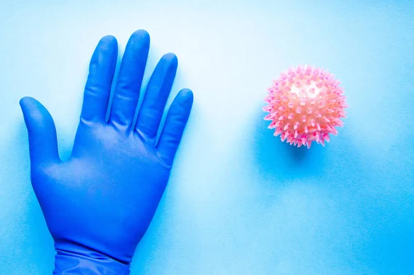 Mano Maschile Guanto Sterile Medico Blu Vicino Nucleo Virus Coronavirus — Foto Stock