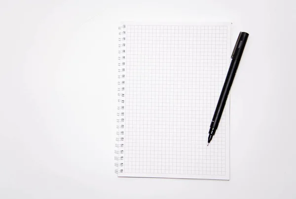 正方形笔记本 白色背景上有黑笔 记录想法 笔记本顶部和侧面视图 平易近人复制空间 — 图库照片