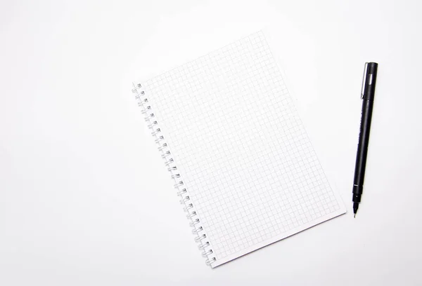 白い背景に黒いペンの付いた正方形のノートブック アイデア タスクを記録します ノートブックの上部と側面図 平置きだ コピースペース — ストック写真