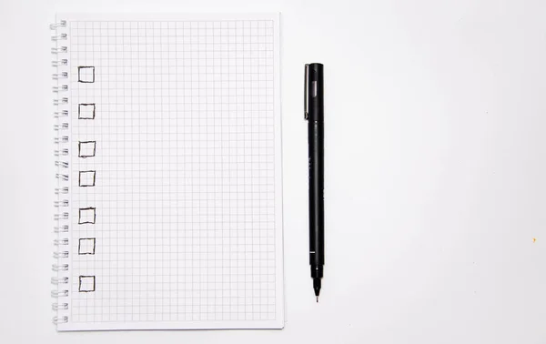 チェックリスト 正方形のアイテムは空であり ティックでチェックされます 白い背景に黒いペンの付いた正方形のノートブック アイデア タスクを記録します コピースペース — ストック写真