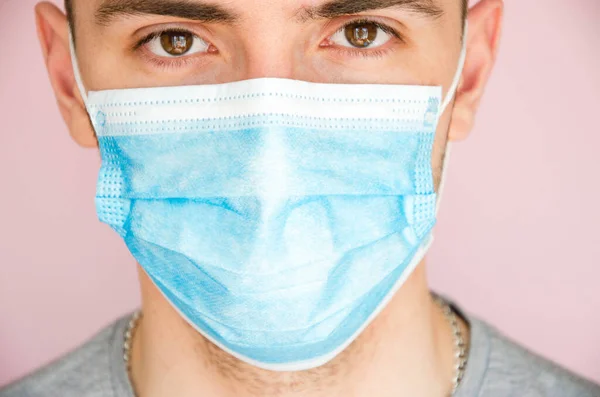 Ein Mann Mit Blauer Medizinischer Maske Blickt Seitlich Die Kamera — Stockfoto