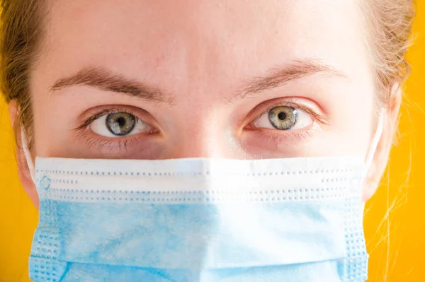 Mädchen Frau Mit Blauer Medizinischer Maske Blickt Seitlich Die Kamera — Stockfoto