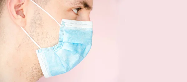 Ein Mann Mit Blauer Medizinischer Maske Blickt Seitlich Die Kamera — Stockfoto