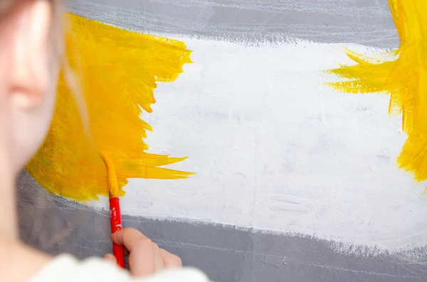 Дизайнерка Молодої Дівчини Малює Місто Фарбами Сірій Стіні — стокове фото
