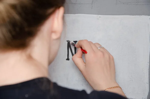 Chica Joven Diseñador Dibuja Dibujo Ciudad Con Pinturas Una Pared —  Fotos de Stock