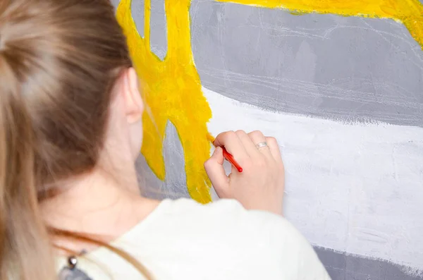 Young Girl Designer Draws City Drawing Paints Gray Wall — Stock Photo, Image