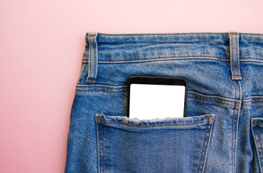Kotun cebinde beyaz ekran akıllı telefon. Mesaj için akıllı telefon yeri. Pembe arka planda bir cebinde akıllı telefon. Boşluğu Kopyala