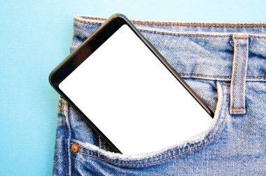 Kotun cebinde beyaz ekran akıllı telefon. Mesaj için akıllı telefon yeri. Mavi arka planda bir cebinde akıllı telefon. Boşluğu Kopyala