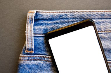 Kotun cebinde beyaz ekran akıllı telefon. Mesaj için akıllı telefon yeri. Siyah arka planda bir cebinde akıllı telefon. Boşluğu Kopyala