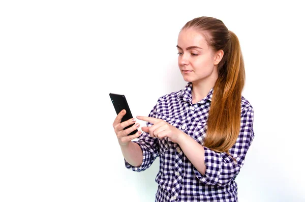 Een Jong Meisje Een Geruit Shirt Met Lang Haar Staat — Stockfoto